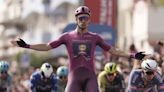 Jonathan Milan gana en un accidentado sprint en Francavilla al Mare