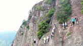 Crowded Climbers Stranded on Cliffside for Over an Hour, Harrowing Image Shows