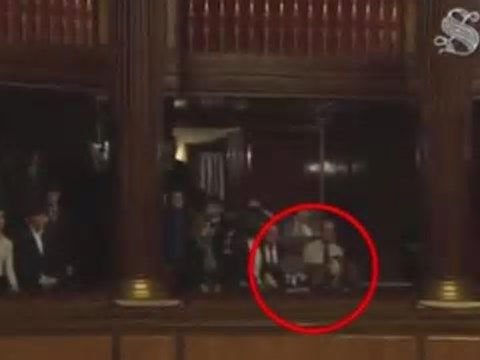 Il video dello studente che fa il gesto della pistola in Senato a Giorgia Meloni