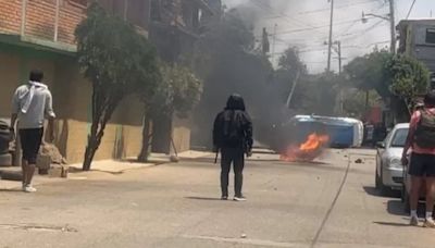 Enfrentamiento entre miembros de la CNTE y pobladores deja vehículos quemados en Oaxaca