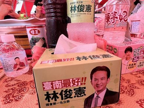 白河蓮子千人宴 2綠委礦泉水、面紙盒拚場搶戲 - 政治