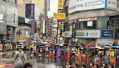 台中國際踩舞嘉年華移師豐原 雨中演出民眾相挺