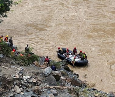 尼泊爾2巴士被土石流沖走！ 55人失蹤家屬嘆：只求找回遺體