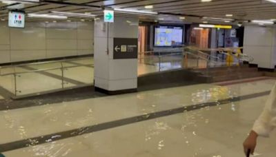 雨彈轟炸雙北！台北車站內淹水慘變泳池 通勤族哀號：繞超大ㄇ字型才能去機捷