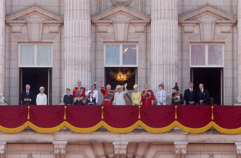 Buckingham Palace opens room with famous balcony to visitors