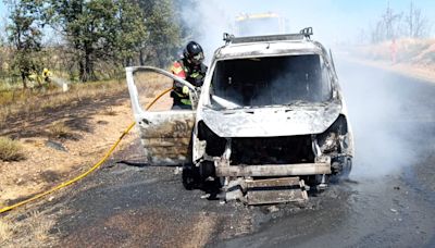 El incendio de una furgoneta en Otero de Bodas obliga a cortar la N-631 durante media hora