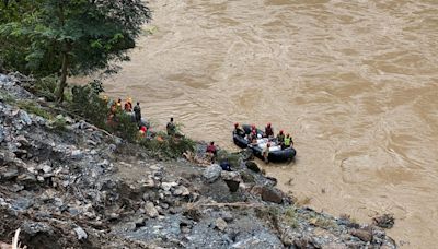 尼泊爾山泥傾瀉2輛巴士墮河 救援人員：失蹤55人無生還可能