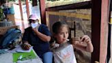 Carol, la niña guatemalteca que aprende a abrazar con nuevas extremidades