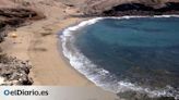 Voluntarios retiran residuos abandonados en la Playa de Aguadulce, en Gran Canaria