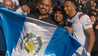 Nathaniel Méndez-Laing festeja con la bandera de Guatemala triunfo del Derby County