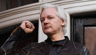 Assange, fundador do WikiLeaks, faz acordo com EUA e deixa prisão no Reino Unido
