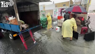 我家門前有小河！凱米雨彈狂炸台南 路面淹水汽機車掀浪花