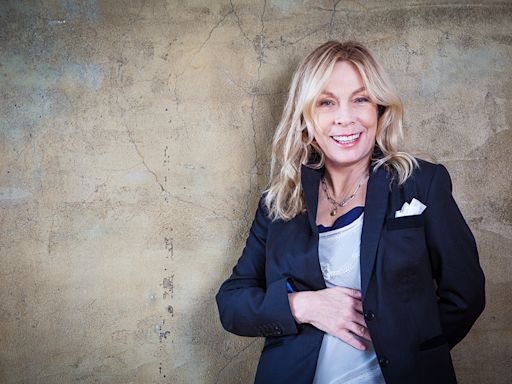 Egg-bound Rickie Lee Jones relaxes in role of aging artist