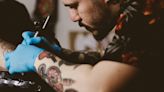 “Tatuajes peligrosos”: la FDA advierte sobre los riesgos potenciales de la tinta contaminada