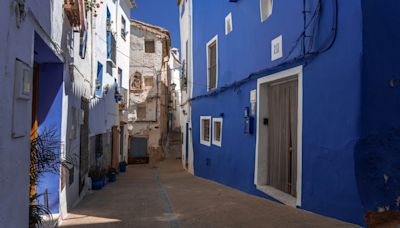 El bonito pueblo de Valencia con casas azules que parece Grecia y tiene piscinas naturales