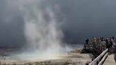 [Video] Explosión en Yellowstone sacó corriendo visitantes; fue de las más fuertes en años