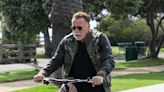 Estiloso, Arnold Schwarzenegger passeia de bike dois meses após cirurgia no coração