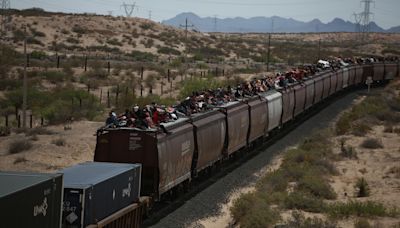 Migrantes venezolanos que llegan en tren a mexicana Ciudad Juárez deambulan por el río Bravo