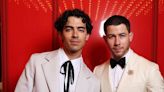 Nick Jonas y Joe Jonas brillan en Cannes con su elegancia