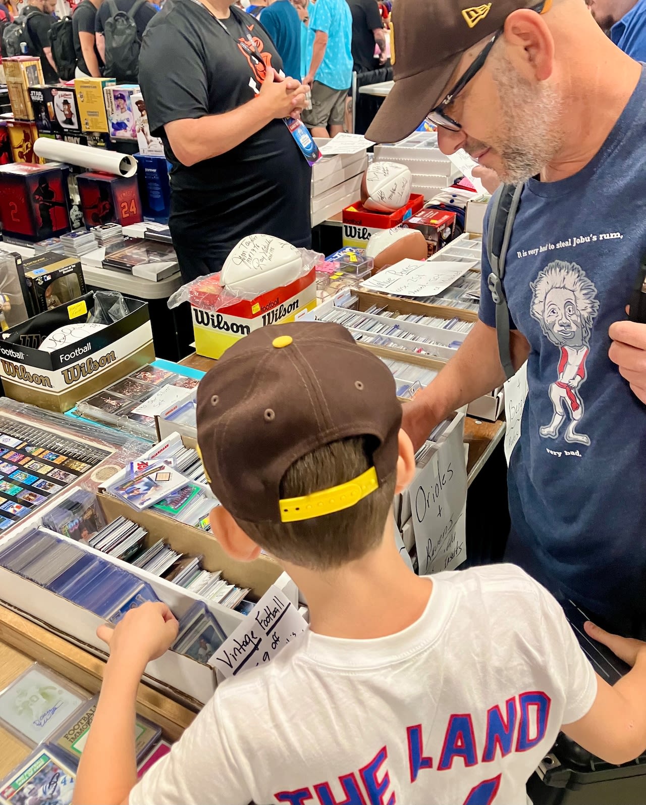 Sports fans hunt classic, current memorabilia in final days of National Sports Collectors Convention