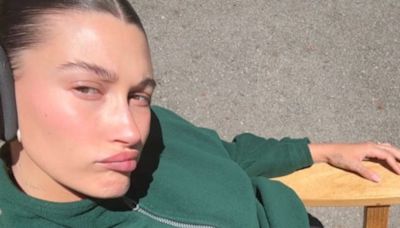 Hailey Bieber exibe barriguinha discreta de grávida e comenta sobre dores