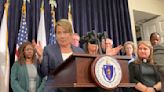 Gobernadora de Massachusetts declara estado de emergencia por llegadas de migrantes