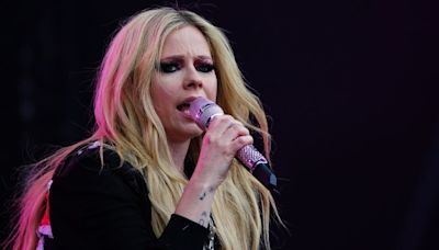 Avril Lavigne spends day off at iconic Welsh landmark