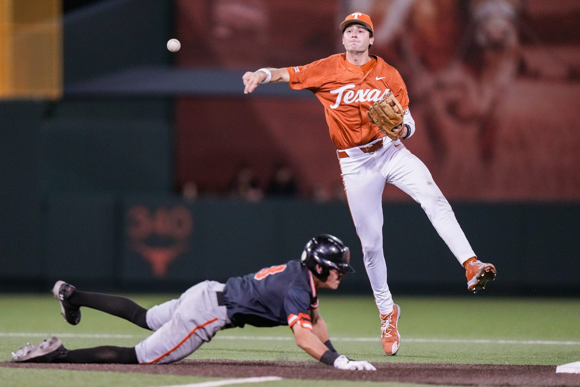 Shortstop Jalin Flores returns to Texas baseball team for 'One more year at the Disch'