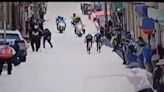 Una mujer cruza la calle en pleno sprint y arrolla a un ciclista en Guatemala