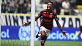 Flamengo faz jogo quase perfeito, vence o Atlético-MG por 4 a 2 e segue na liderança do Brasileirão