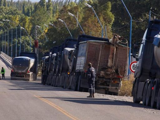 Corte de Ruta 6, en Roca: bloquearon el tránsito de camiones petroleros en el puente de Paso Córdoba - Diario Río Negro