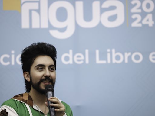 Creador de contenido mexicano reúne a más de 300 personas en Feria del libro en Guatemala