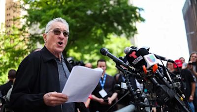 Robert de Niro llama a Trump ‘payaso peligroso’ frente a un tribunal de Nueva York