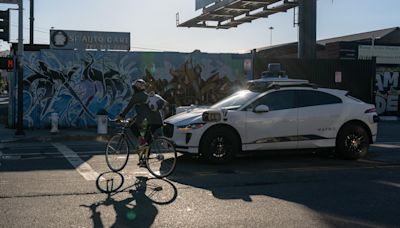 Ciclistas nos EUA vivem relação de amor e ódio com carros autônomos