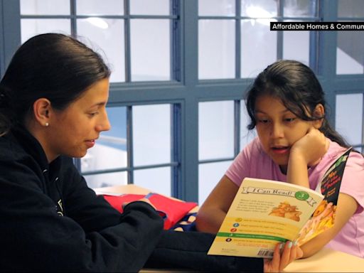 High school student creates reading program for under-served children | Get Uplifted