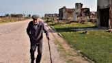 “Me acostumbré a estar solo”. A los 92 años, el último habitante de Villa Epecuén regresó a su casa de las legendarias ruinas