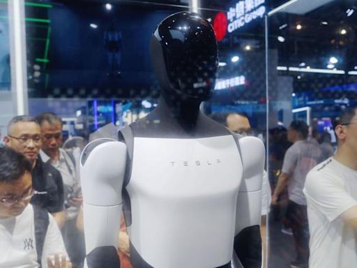 Musk says Tesla to use humanoid robots next year