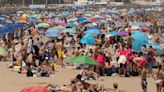 De la ola (de calor) a las olas (del mar): las playas de València, colapsadas