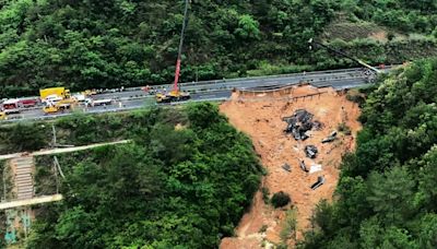 Subió a 48 el número de muertos tras el colapso de una autopista en el sur de China