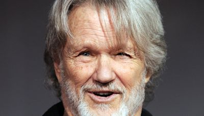 Murió el músico Kris Kristofferson, el protagonista de la película Nace una estrella junto a Barbra Streisand