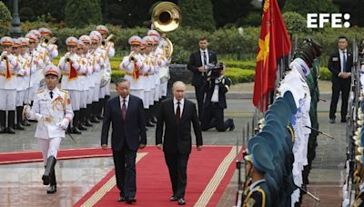 Putin aumenta la cooperación en defensa con Vietnam en visita que reduce su aislamiento