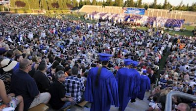 Intentan impedir a alumnos indígenas de Clovis y Hanford usar vestimenta tradicional