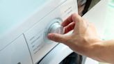 Adiós a tender la ropa en casa y a la humedad: el desconocido giro de rosca de la lavadora que la transforma en secadora