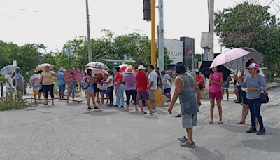 Vecinos de la región 221 de Cancún se manifiestan; llevan tres días sin luz