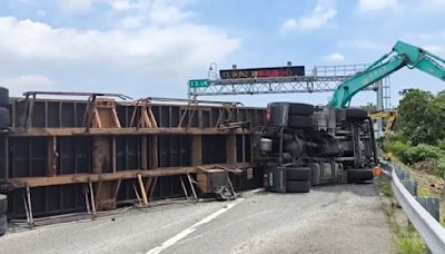 用路人注意！國10西向聯結車翻覆 燕巢段紫爆大塞車