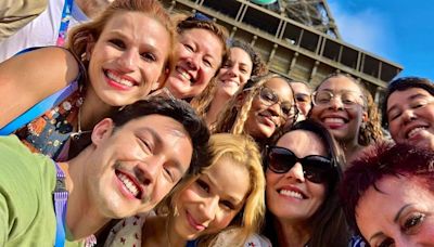 Ginastas e equipe brasileiros se reúnem para selfie com a Torre Eiffel: 'É o Brasil do Brasil'