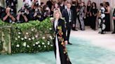 Invitados a la Met Gala lucen en la alfombra verde sus vestuarios más extravagantes