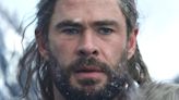 Chris Hemsworth dice que le duelen los comentarios negativos de grandes cineastas hacia el MCU