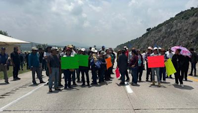 Mantienen bloqueo en autopista Arco Norte; ejidatarios traileros tratan de protegerse