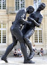 Zidane Headbutt Sculpture : Zinedine Zidane's Headbutt Is A Work Of Art ...